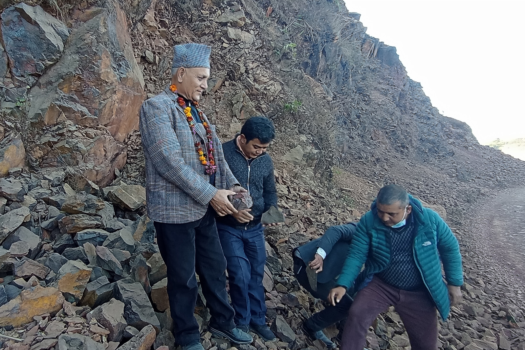 फलाम खानी अवलोकन गर्दै मन्त्री कँडेल