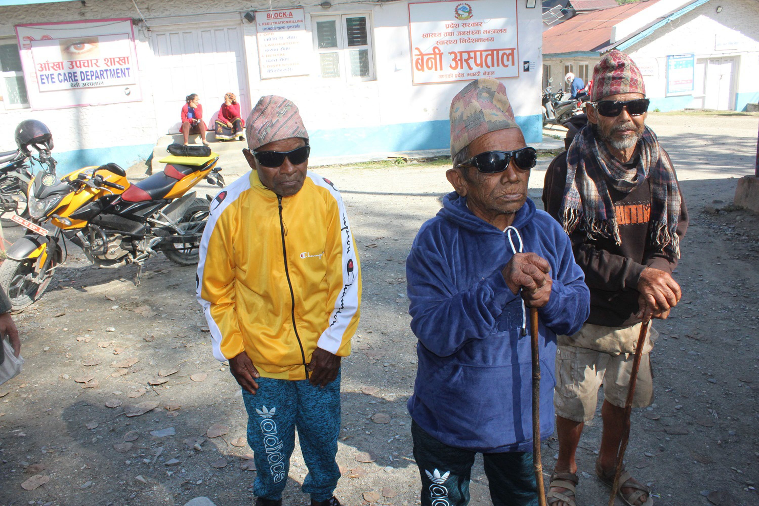 मोतियाबिन्दुको शल्यक्रियापछि खुसी हुदै वृद्धहरु
