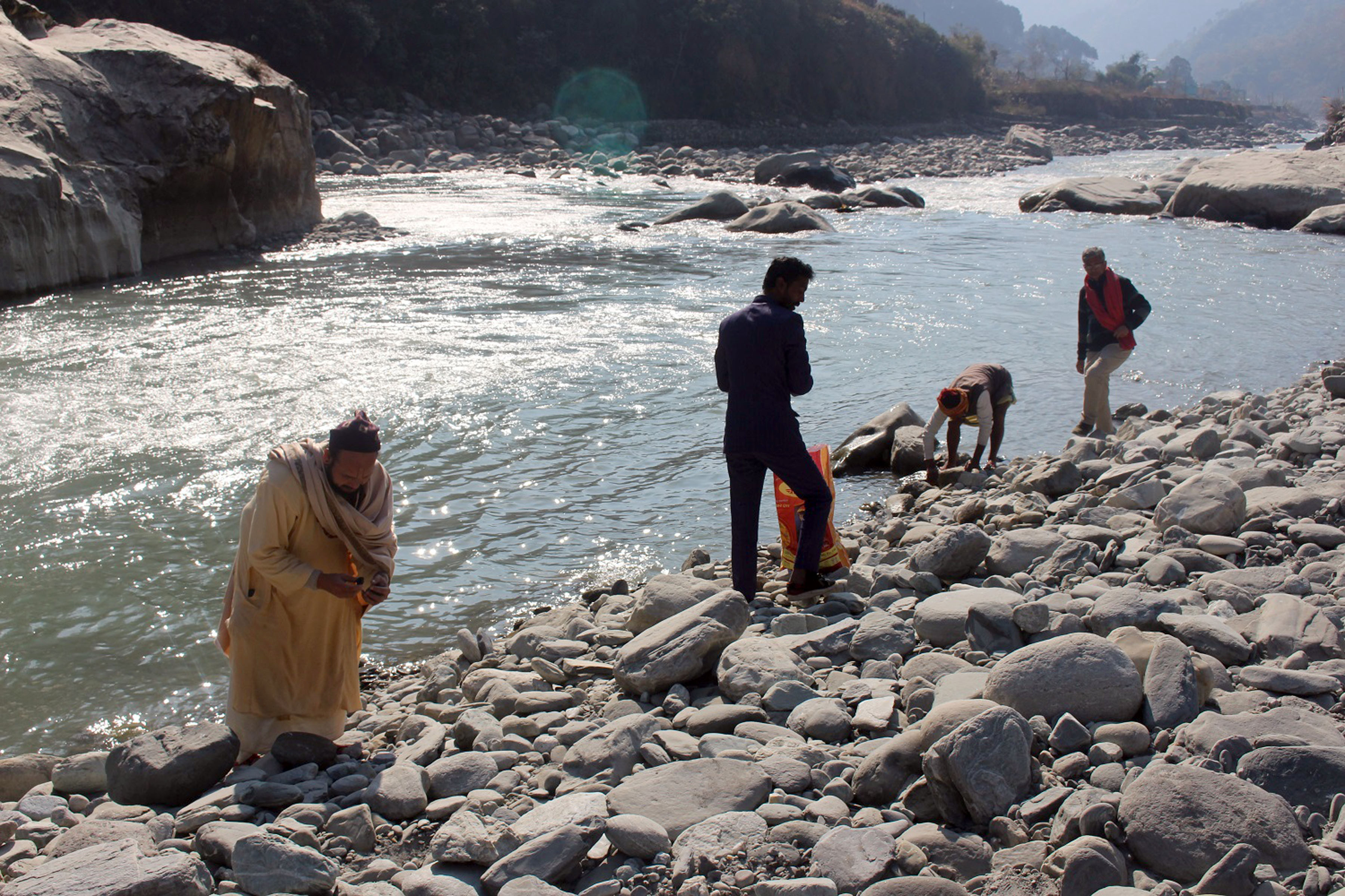 कालीगण्डकीमा शालीग्राम खोज्दै भक्तजन