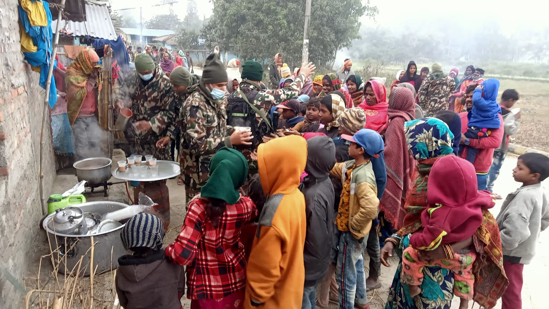 जाडो पीडितलाई ताप्नको लागि आगो