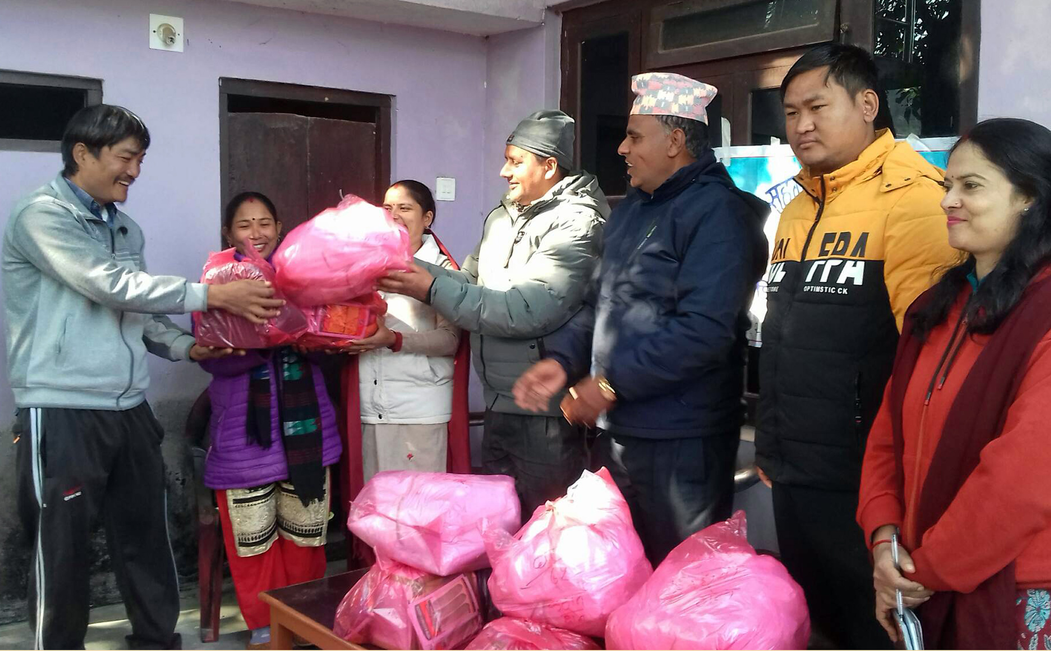किसानलाई तरकारीका बीउ