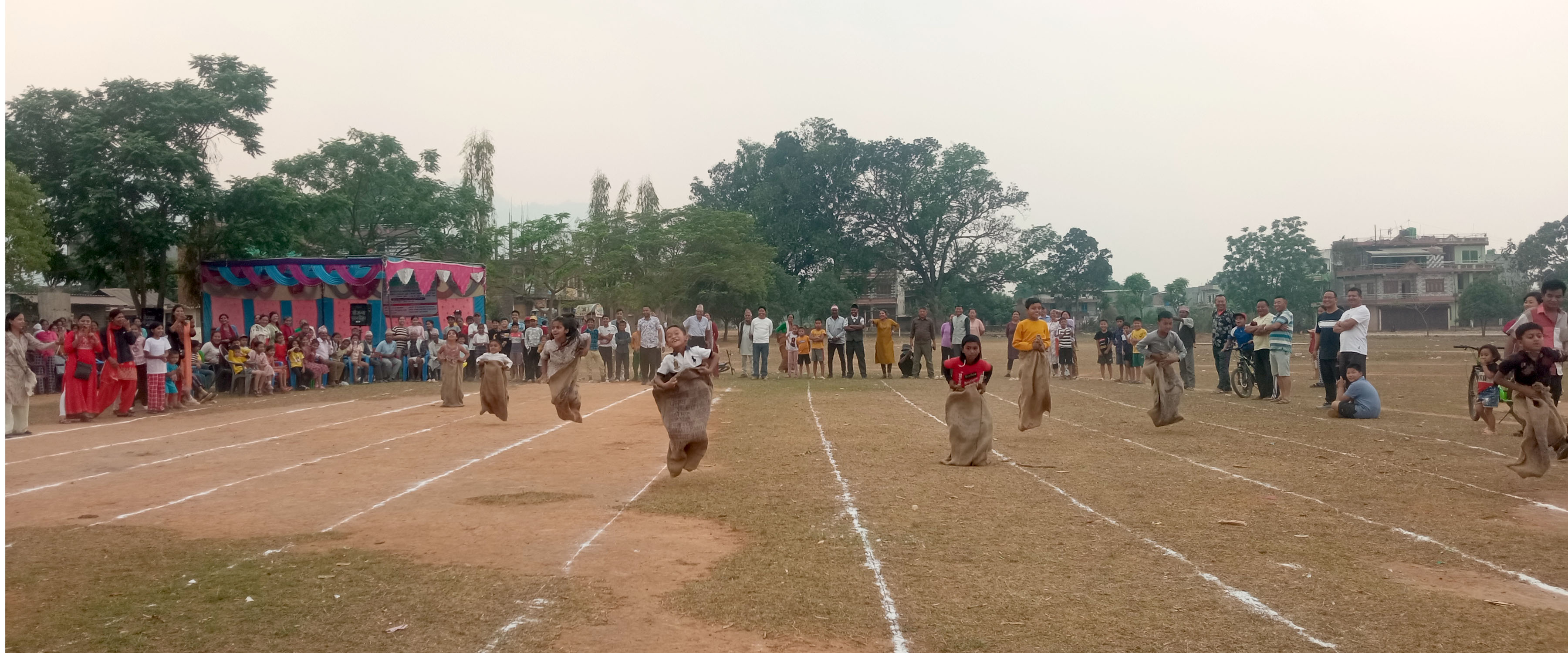 बोरा दौडमा सहभागी बालबालिका