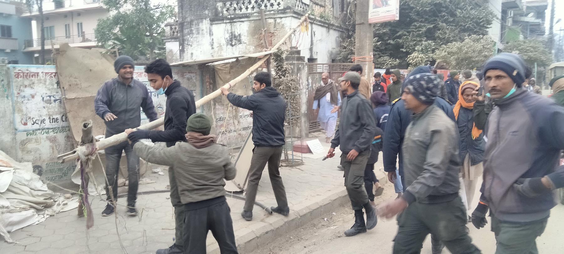 महोत्तरीमा फुटपाथ हटाइँदै