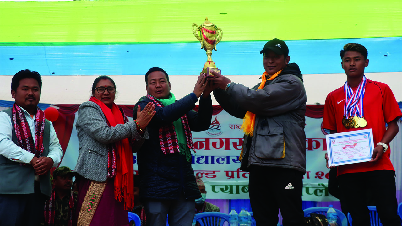 विजेतालाई ट्रफीसहित प्रमाणपत्र वितरण