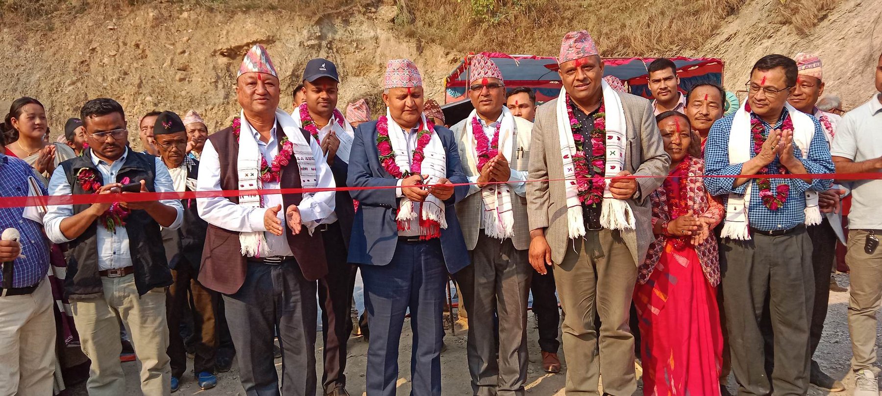पुल उद्घाटन गर्दै मन्त्री आचार्य