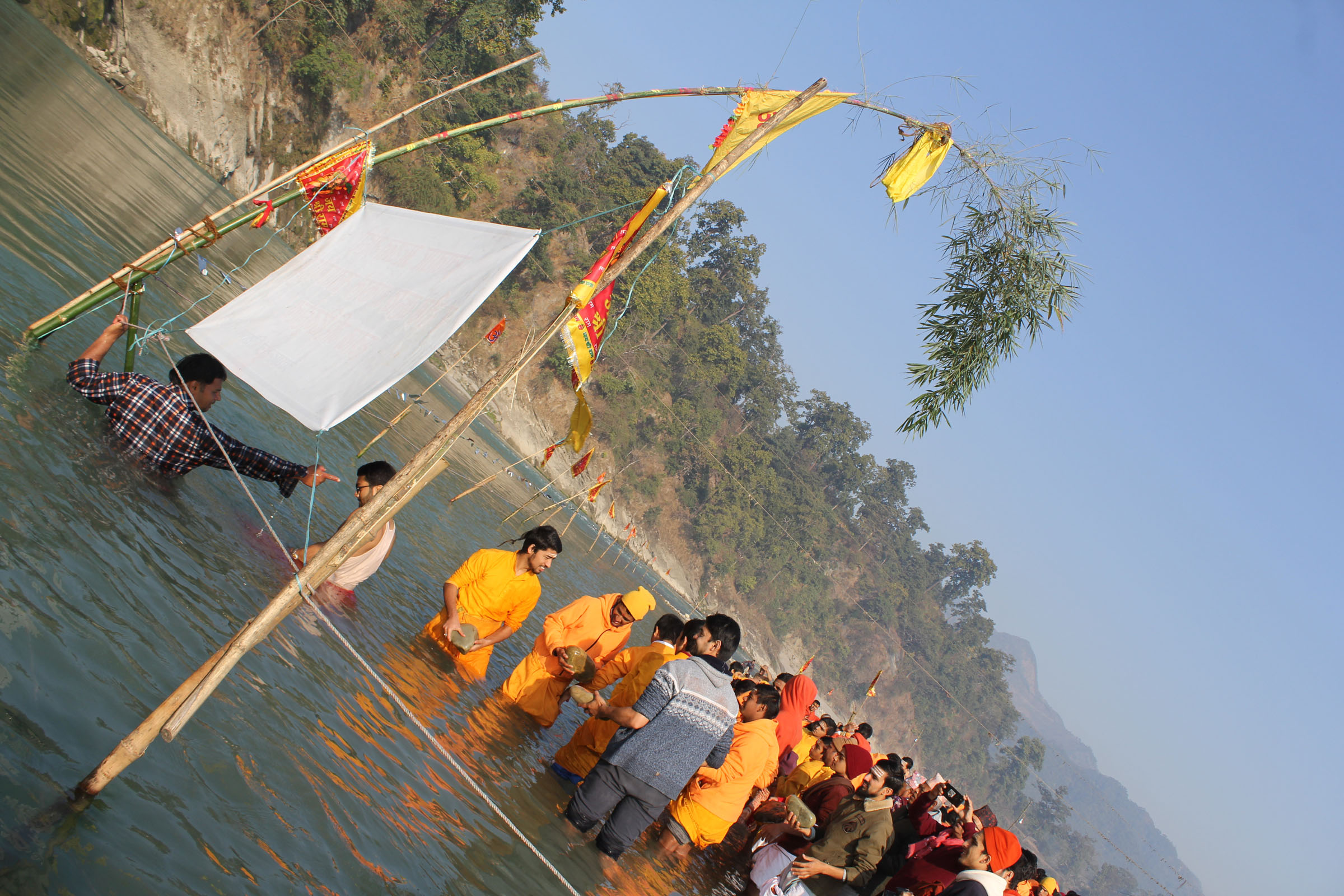 वेणीमा लिङ्गो गाड्दै