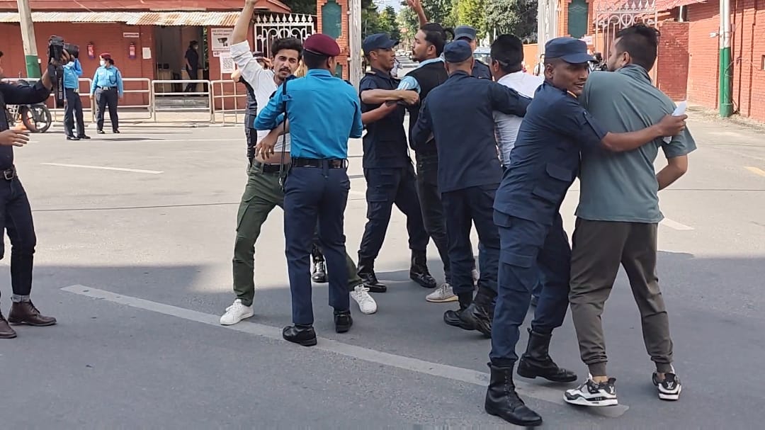 निषेधाज्ञा विरुद्ध सिंहदरबार दक्षिण गेटमै प्रदर्शन, चार जना पक्राउ