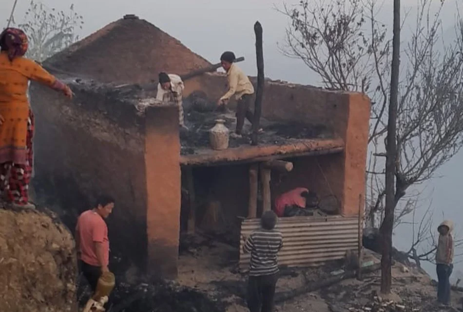 सामुदायिक वनमा लागेको डढेलो गाउँमा पस्दा एक विद्यालयसहित नौ घर जले
