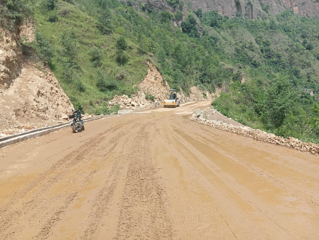 पहिरोले अवरुद्ध अरनिको राजमार्ग चार घण्टापछि खुल्यो