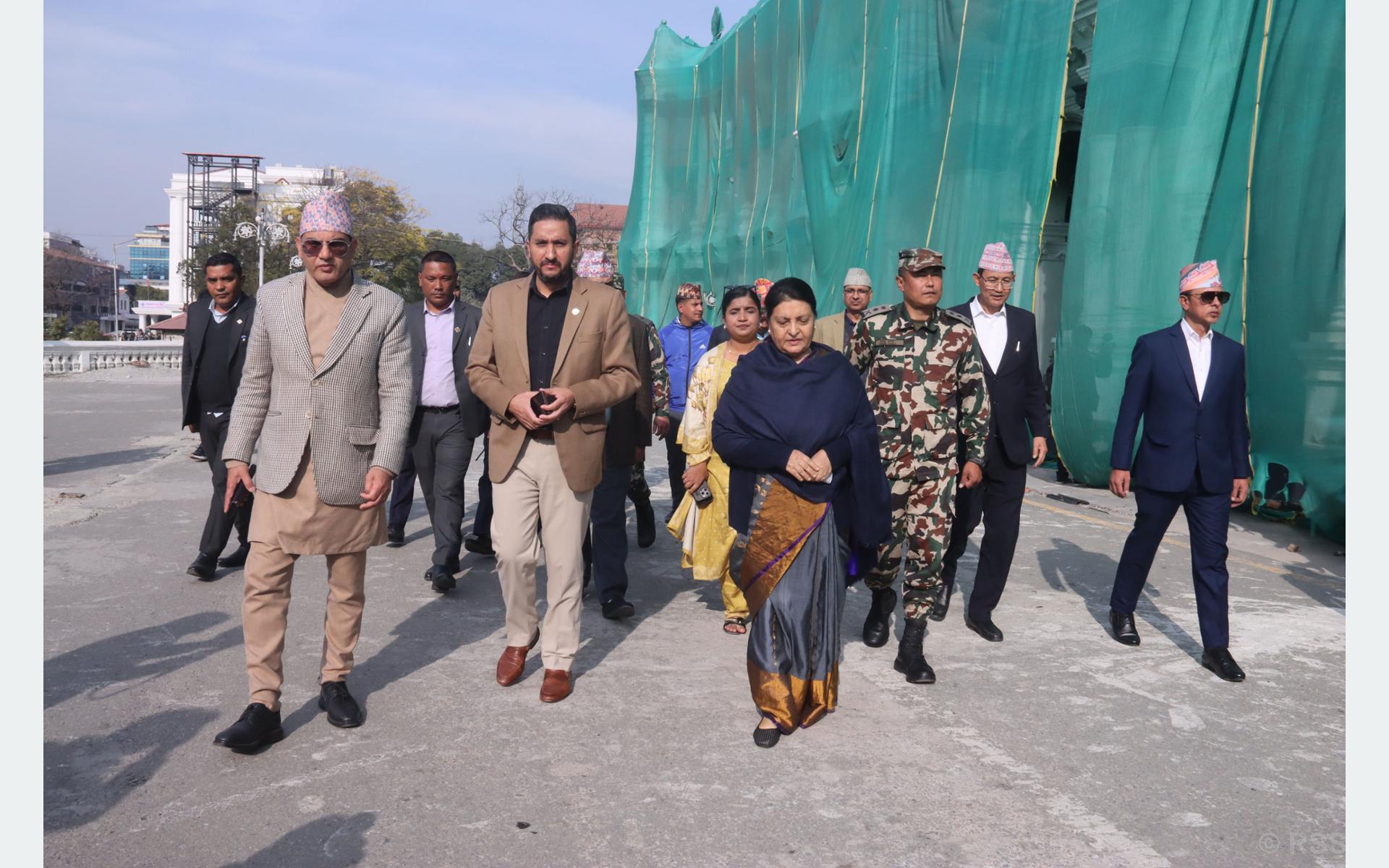 पूर्वराष्ट्रपति भण्डारीद्वारा क्षतिग्रस्त सिंहदरबारको अवलोकन