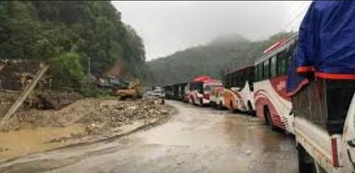 वर्षासँगै देशका विभिन्न पाँच सडक पूर्णरुपमा अवरुद्ध