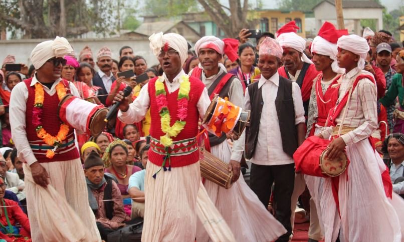 झाँकी प्रस्तुत गर्दै कलाकार