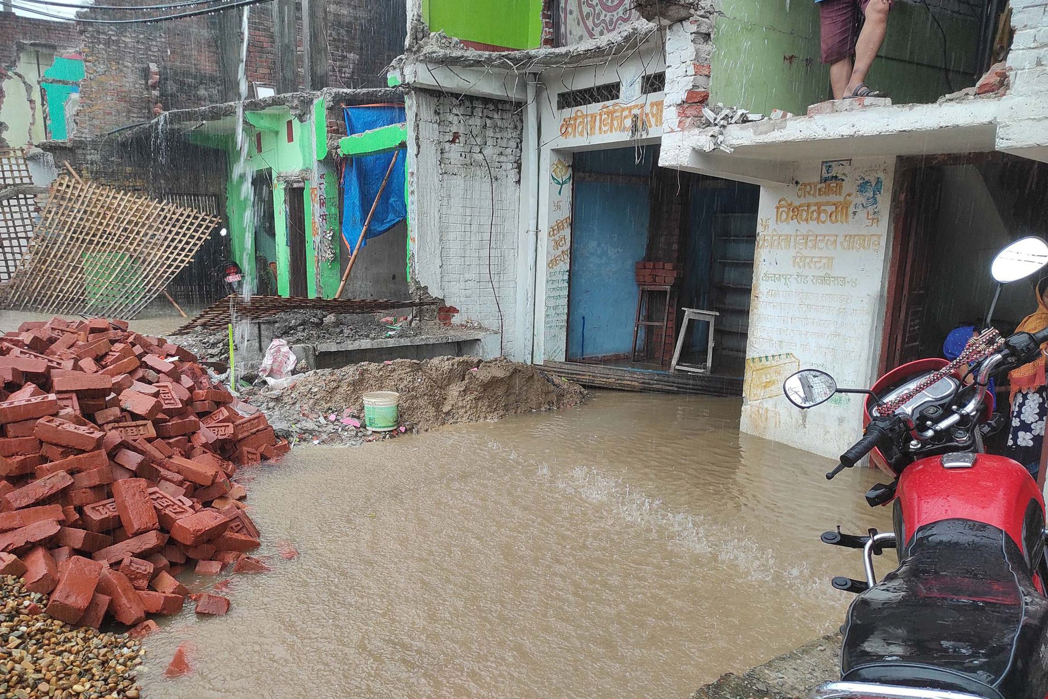ढल निकास नहुँदा घरमा पस्यो पानी