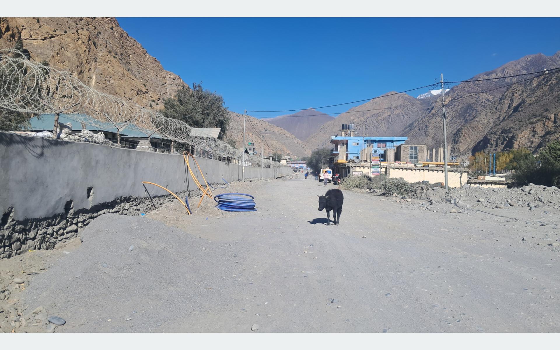 निर्माणाधीन कोबाङ-जोमसोम सडक आठ वर्षदेखि अलपत्र