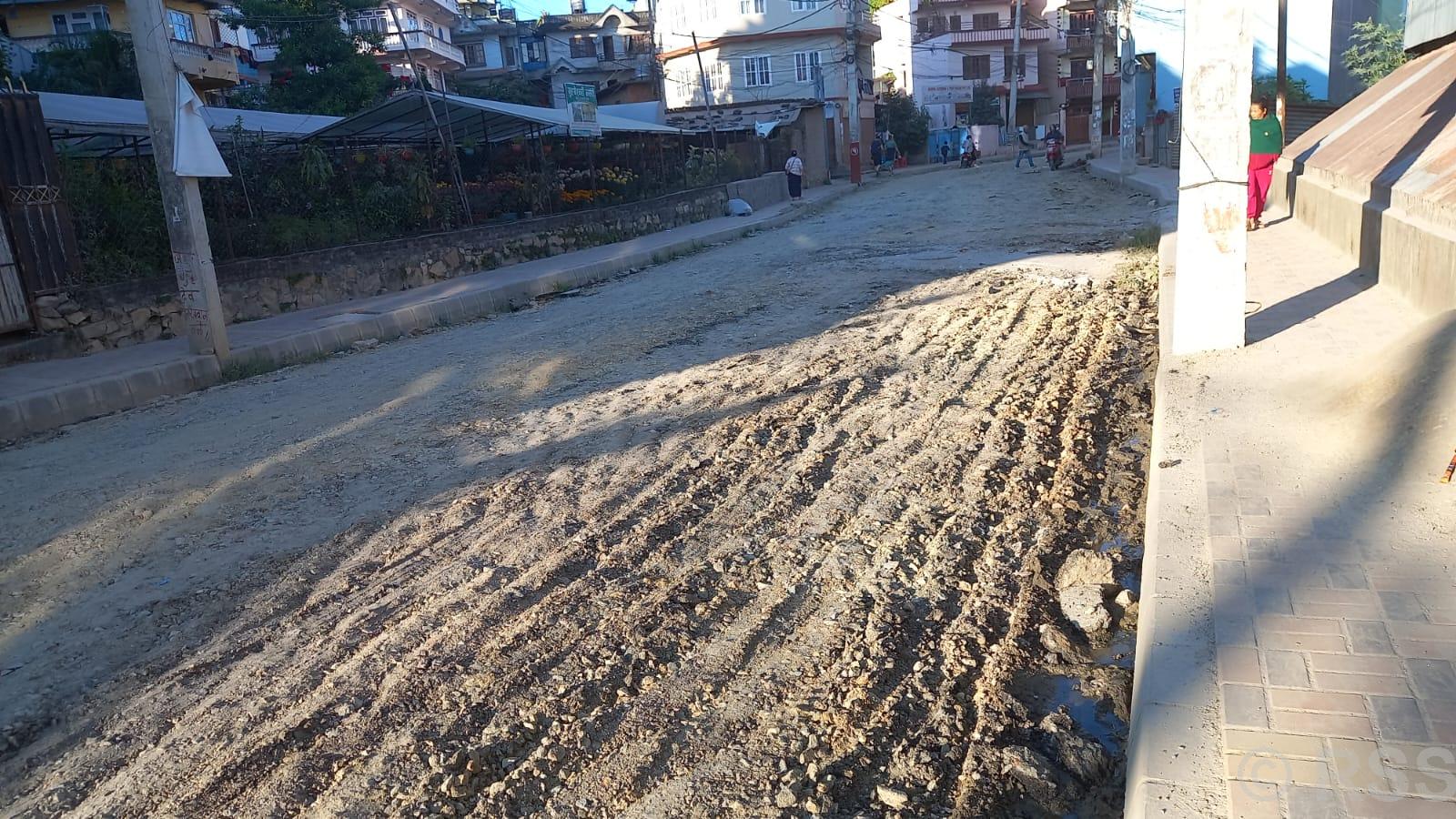 पशुपति-बौद्ध जोड्ने सडकमा नयाँ ‘आस्फाल्ट प्रविधि’ प्रयोग गरिने, स्थानीयवासी असन्तुष्ट