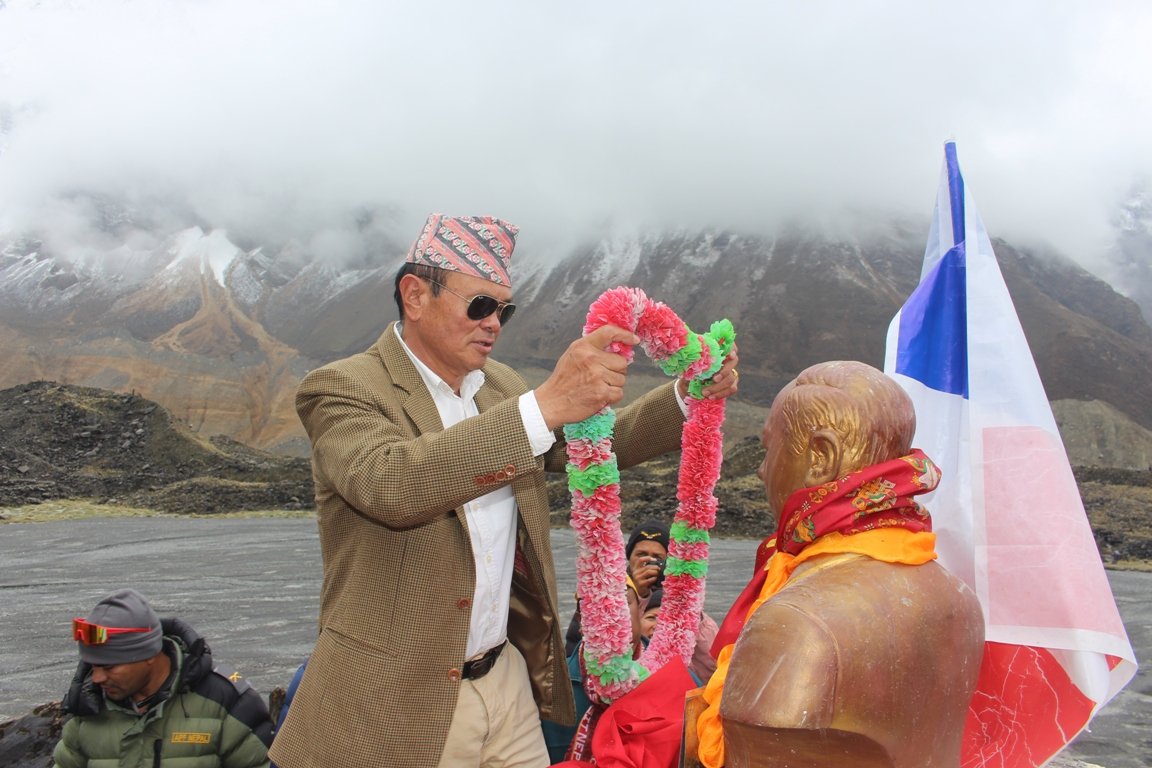 अन्नपूर्ण आधार शिविरमा प्रथम आरोहीको सालिक अनावरण