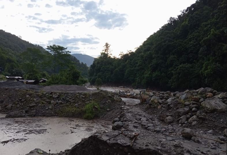 अपर ईर्खुवा खोला जलविद्युत् आयोजनामा बाढीले ठूलो क्षति,निर्माण कार्यमा खटिएका कामदार बेपत्ता
