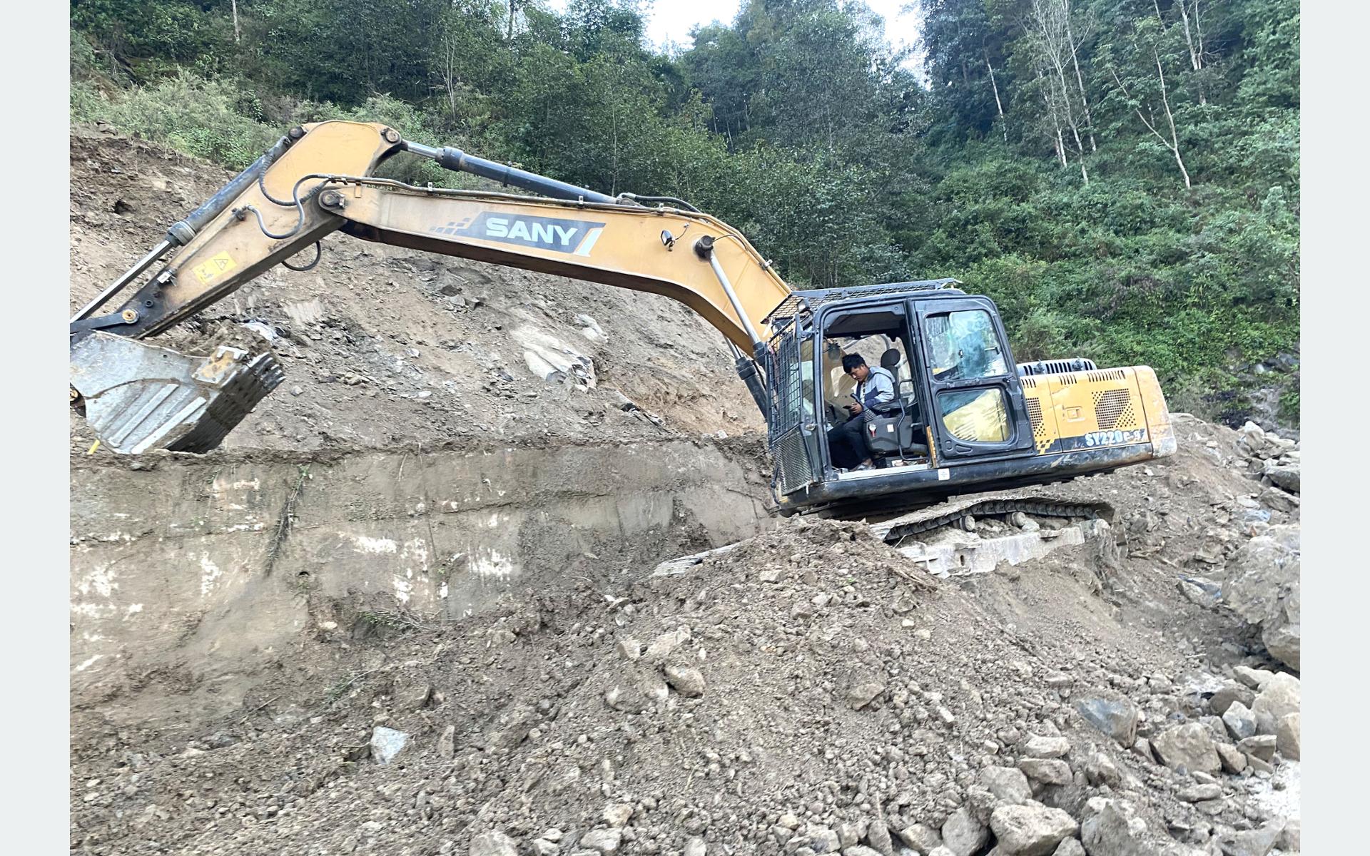 अरनिको राजमार्गको धुलिखेल-खावा सडक स्तरोन्नति तीव्र, नयाँ ठेकेदारसँग १४ महिनाको सम्झौता