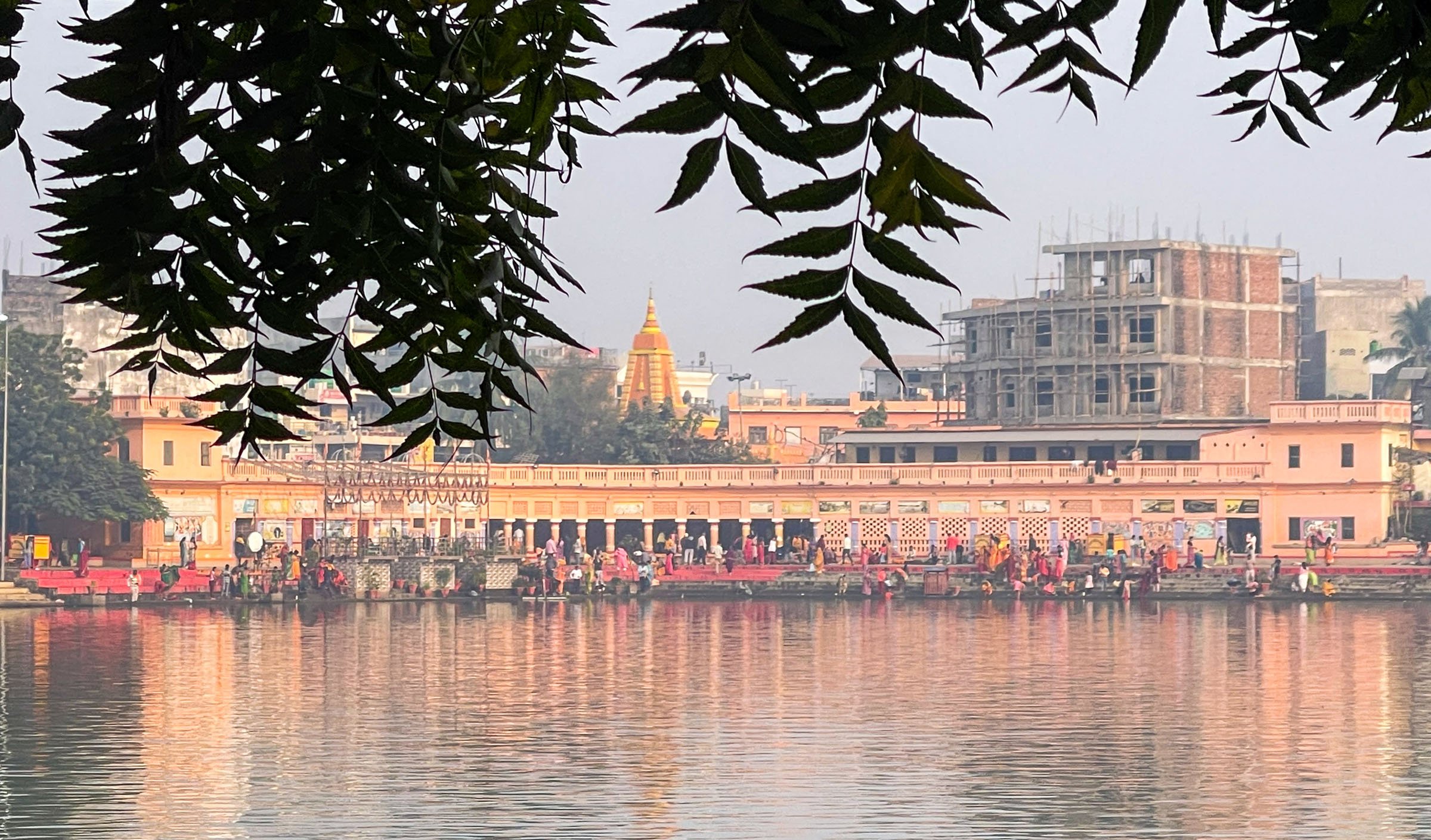 पूजाअर्चनाका लागि गंगा सागरमा स्नान (तस्बिर)