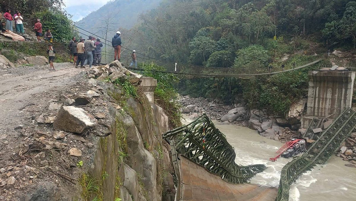 अरुण नदीको बेलीब्रिज भाँचियो, ट्रक खस्दा चालक गम्भीर घाइते