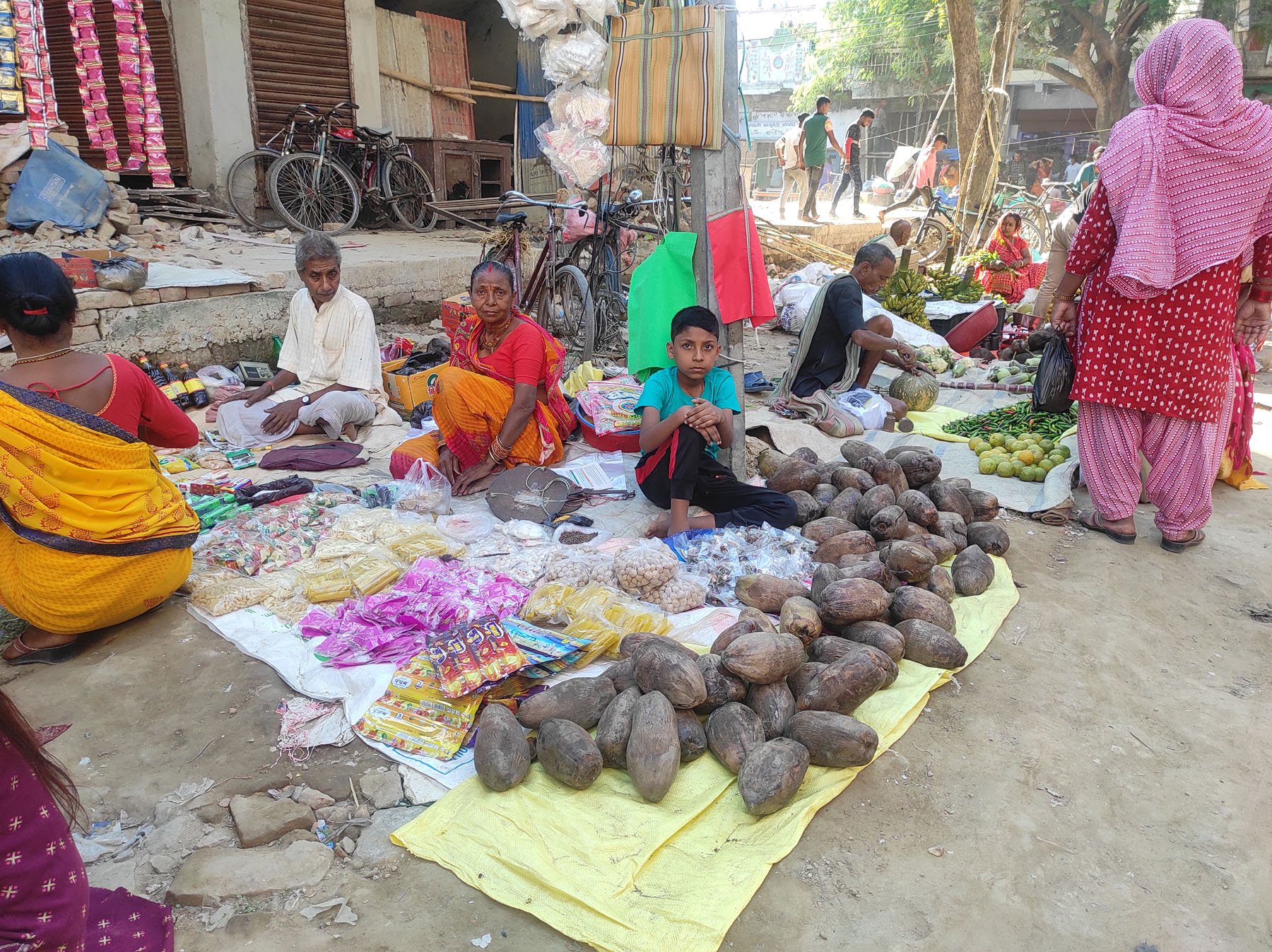 नरिवल बिक्री  गर्दै बालक