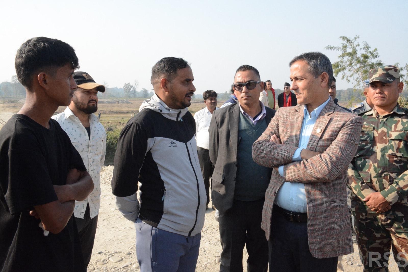 गृहमन्त्री अर्यालद्वारा निमार्णाधीन दोधारा चादँनी सुक्खा बन्दरगाह निरीक्षण