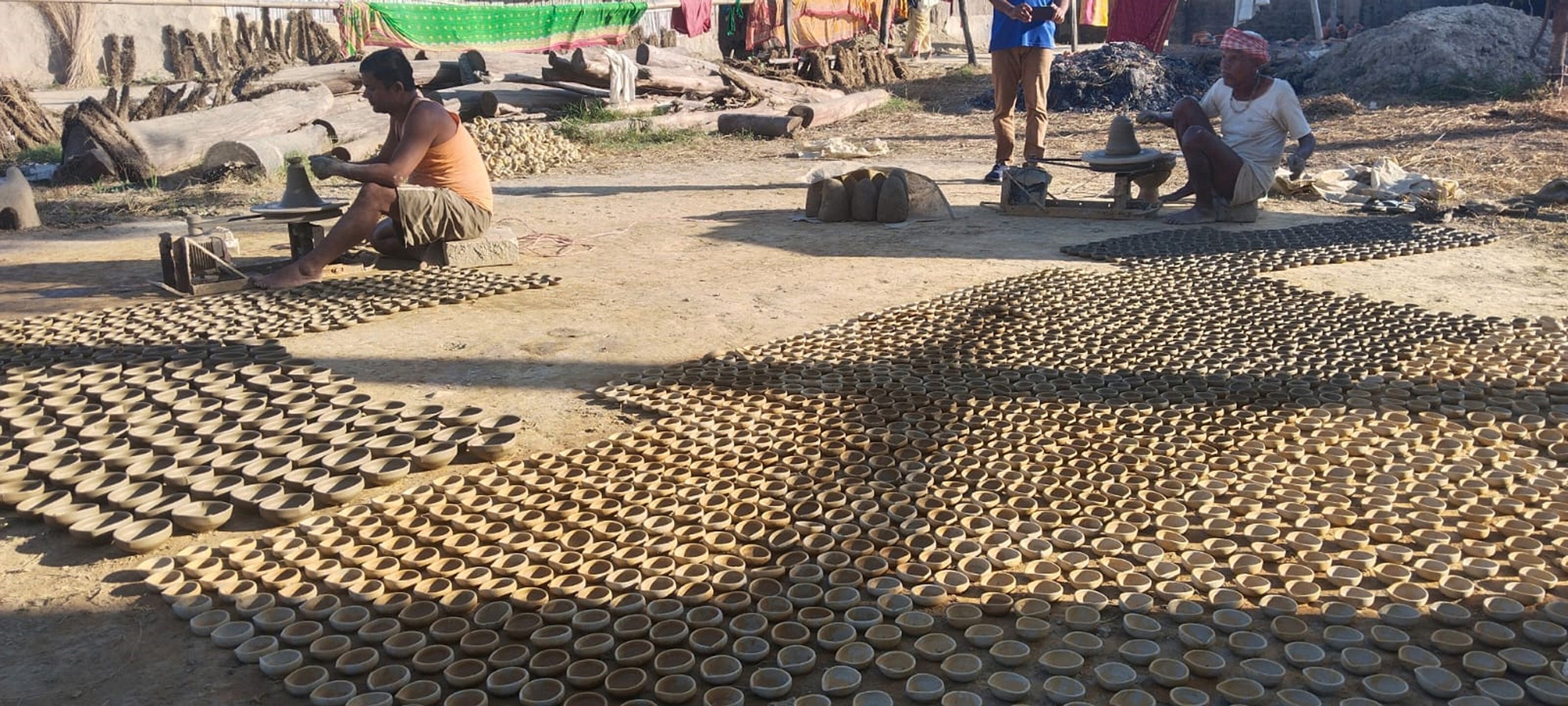 माटोका दियो बनाउँदै कुमाले