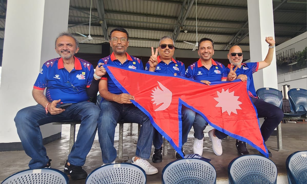 नेपाल भर्सेस  इन्डिया बीच म्याचमा नेपाली खेलाडीलाई हौसला दिँदै