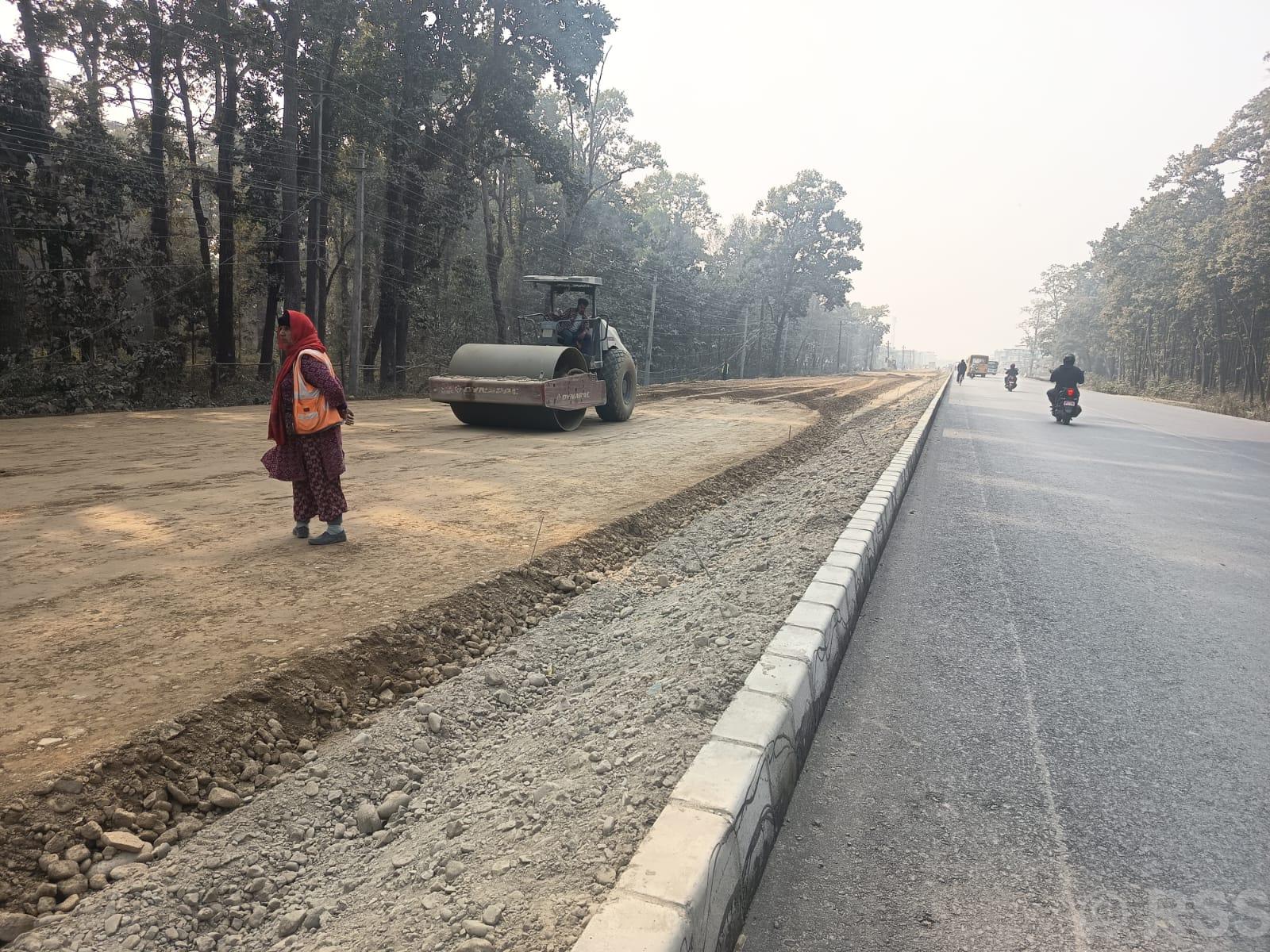 एसियन हाइवेको काँकरभिट्टा-लौकही खण्डमा एकतर्फी कालोपत्र सुरु, ३५ प्रतिशत काम सम्पन्न