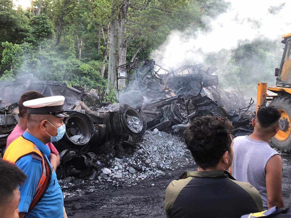 एक आपसमा ठोक्किँदा आगलागी भएका ट्रक