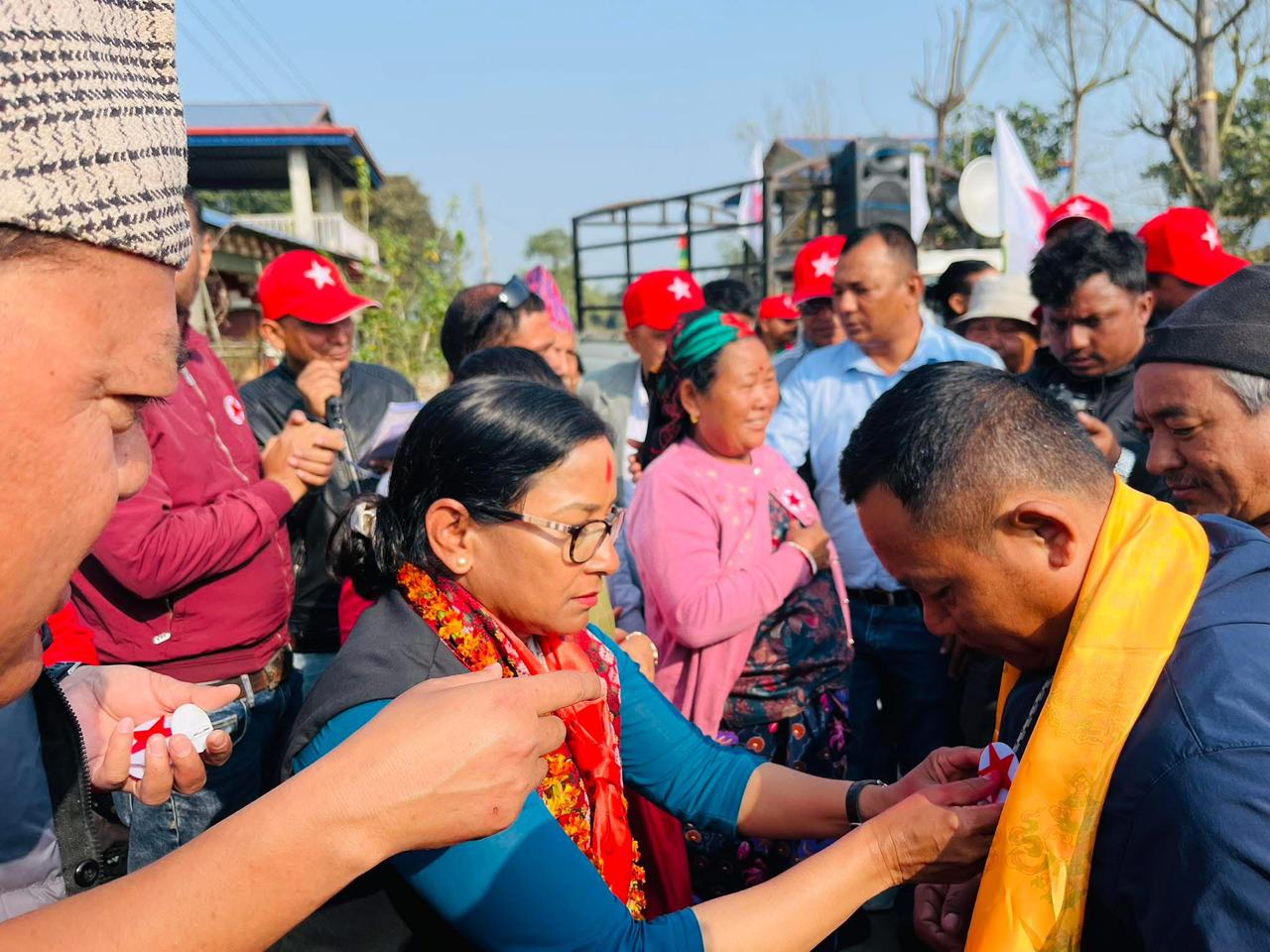 चितवन–३ मा बलियो बन्दै रेनु, राप्रपासहित अन्य दलका ५० जना नेकपामा प्रवेश (तस्बिरसहित)