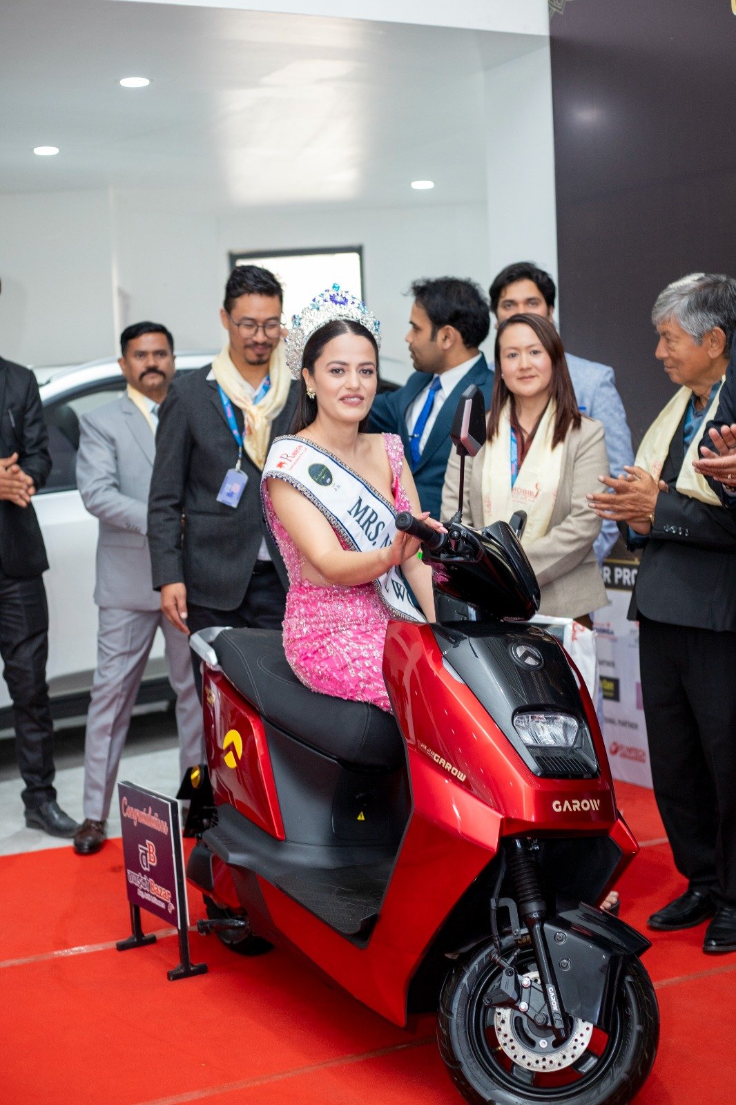 मिसेस नेपाल वर्ल्ड २०२५ की विजेता रक्षा पन्तले पाइन् इलेक्ट्रिक स्कुटर उपहार
