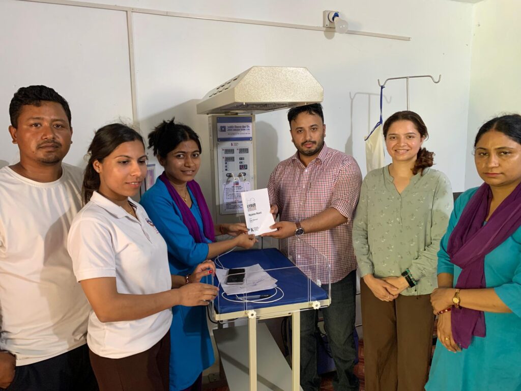 ज्योति विकास बैंकद्वारा रोल्पाको घर्तिगाउँ स्वास्थ्य चौकीलाई बेबी वार्मर प्रदान