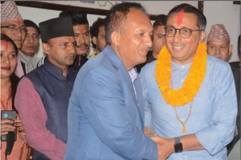 विजयीलाई बधाई दिँदै प्रतिस्पर्धी
