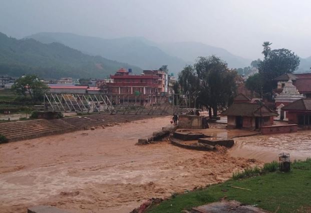 काभ्रेको पनौतीमा बाढी, एक महिला बगायो