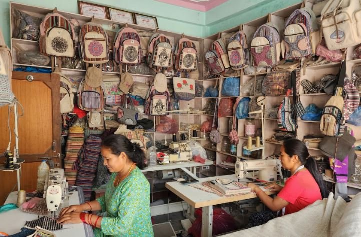 अल्लाबाट निर्मित सामग्री  सिलाइँदै