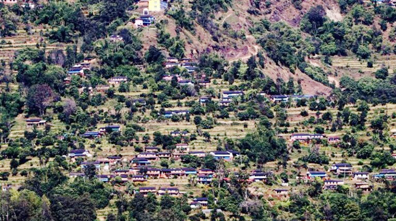गाउँ खाली हुँदा बिरामीलाई अस्पताल लैजानलाई पनि मानिस पाउन मुस्किल