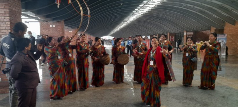 १८० चिनियाँ पर्यटक आउँदा पञ्चेबाजा लिएर स्वागत गर्न पुगे पर्यटनमन्त्री