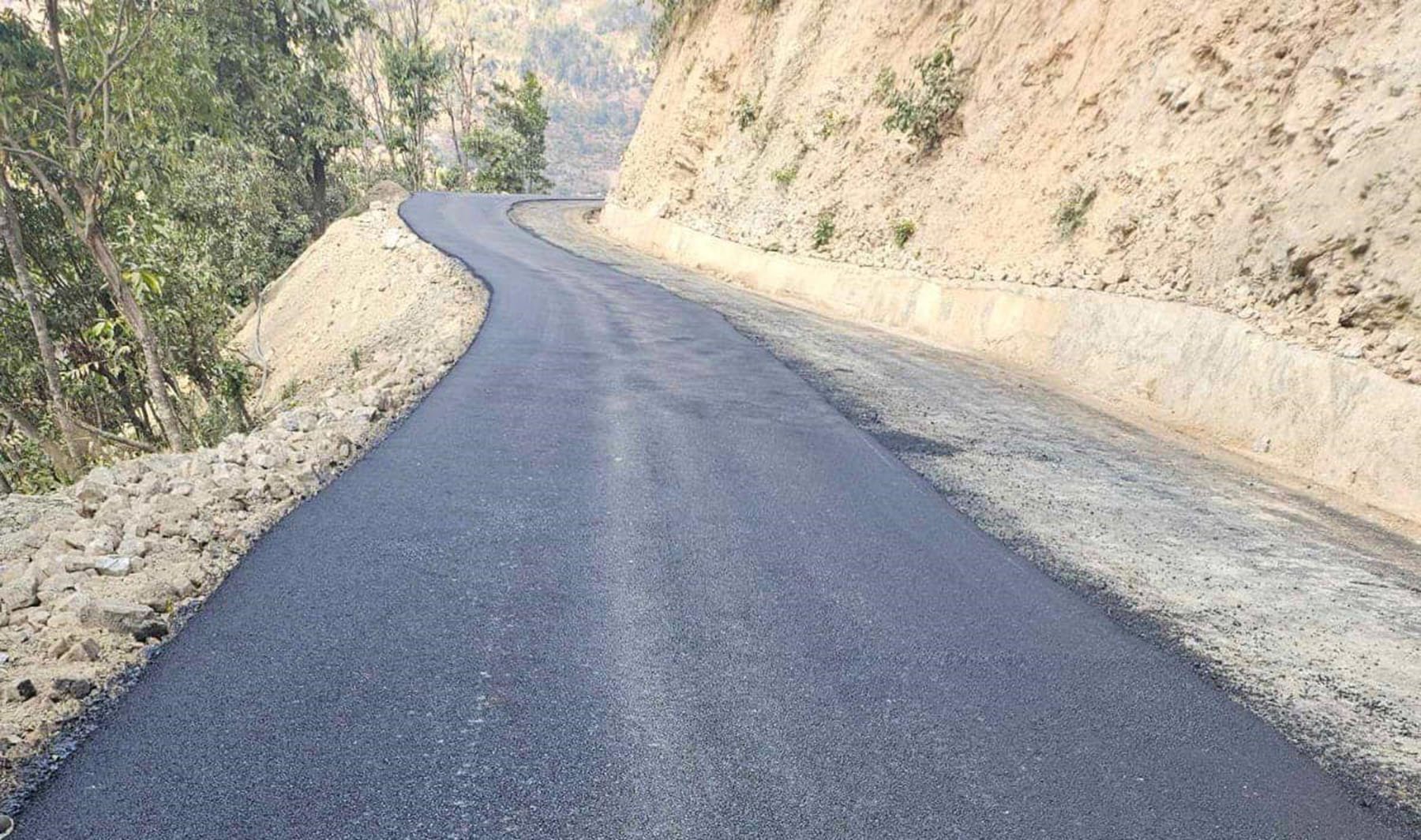 कालोपत्रे गरिएको सडक