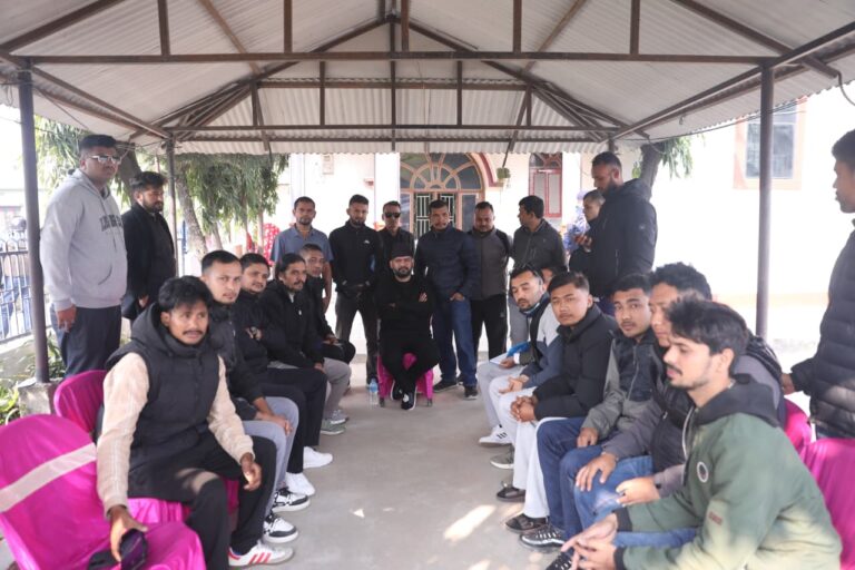झापा– ५ मा बालेनले थाले घरदैलो अभियान, बिहानैदेखि मतदाता भेट्दै