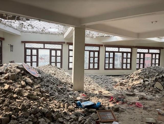 पुंगी खोलामा पर्ने मापदण्ड विपरितका संरचना घरधनीले आफैले भत्काउन थाले