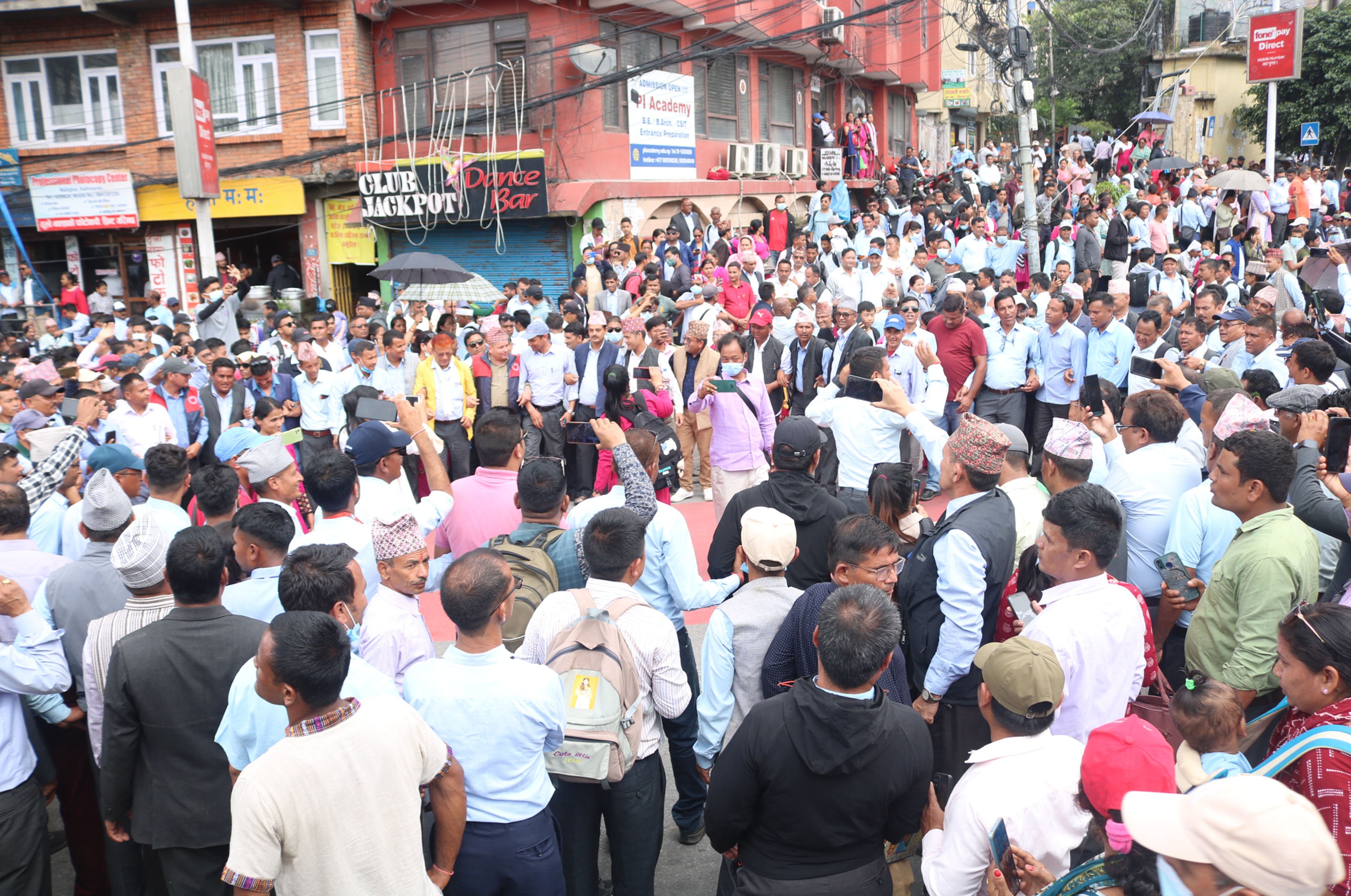 सडकमा शिक्षक शिक्षिका