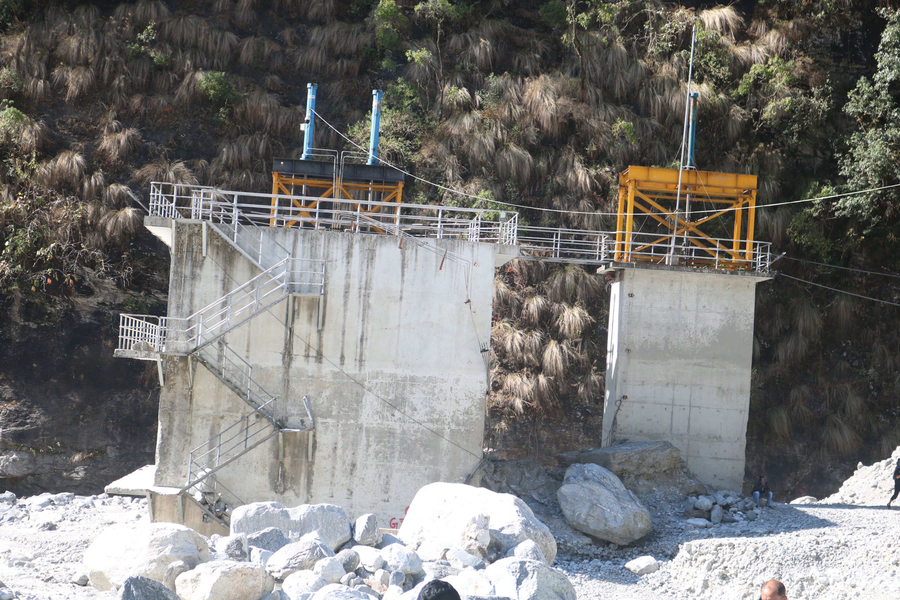 बाढीले पुरिएको पानी सप्लाइको मेन गेट