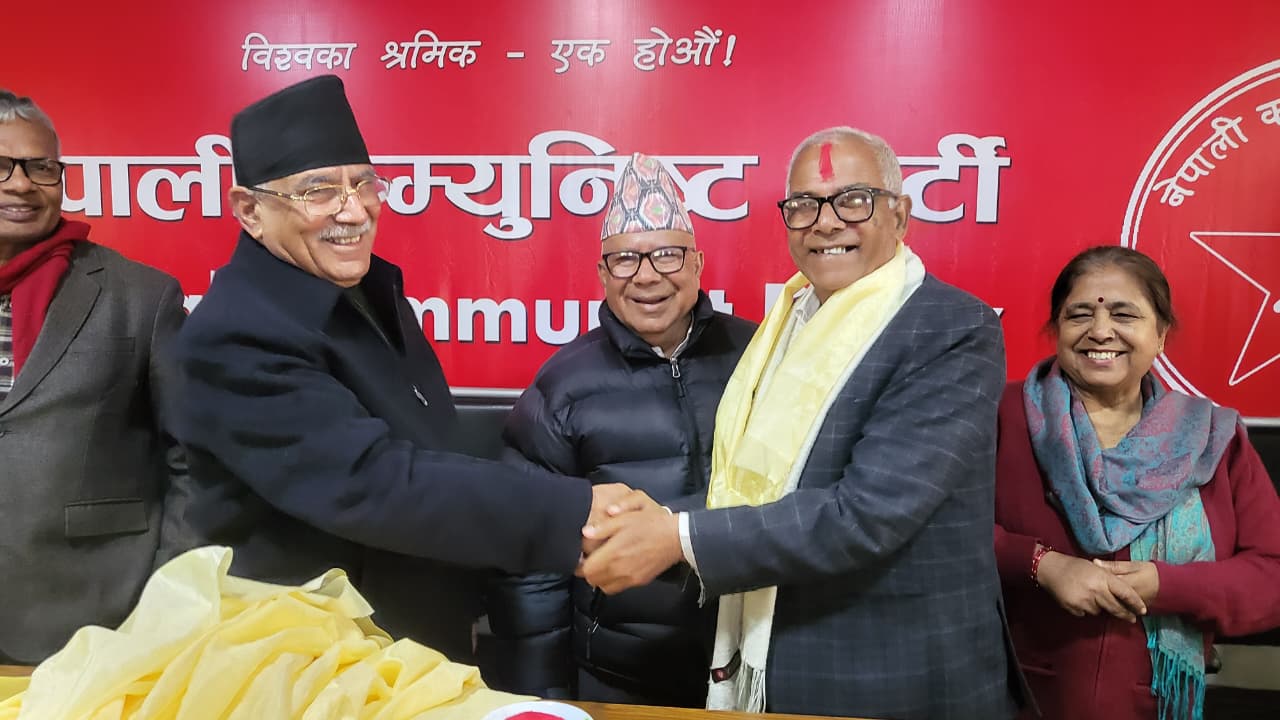 चर्चित नेता प्रल्हाद गिरिसहित विभिन्न जिल्लाबाट ४० भन्दा बढी एमाले नेता नेकपा प्रवेश
