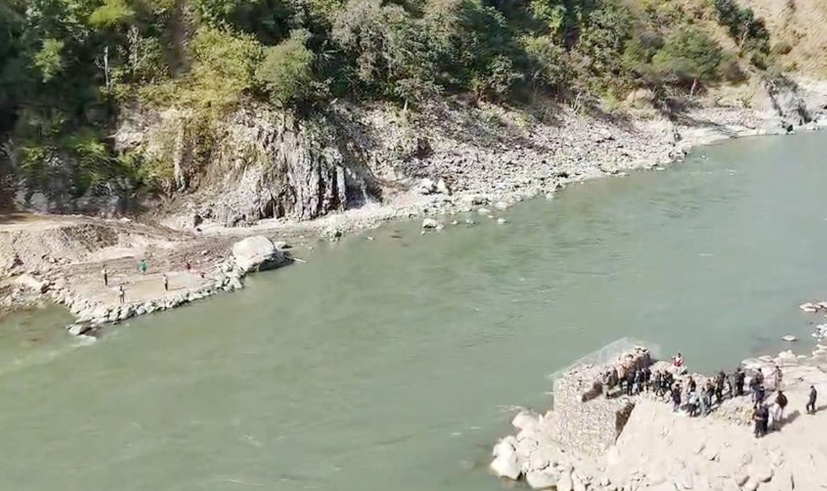 सुनकोशीस्थित फोक्सिङटारमा पक्की पुल बाढीले बगाएपछि अस्थायी बेलिब्रिज जडान सुरु