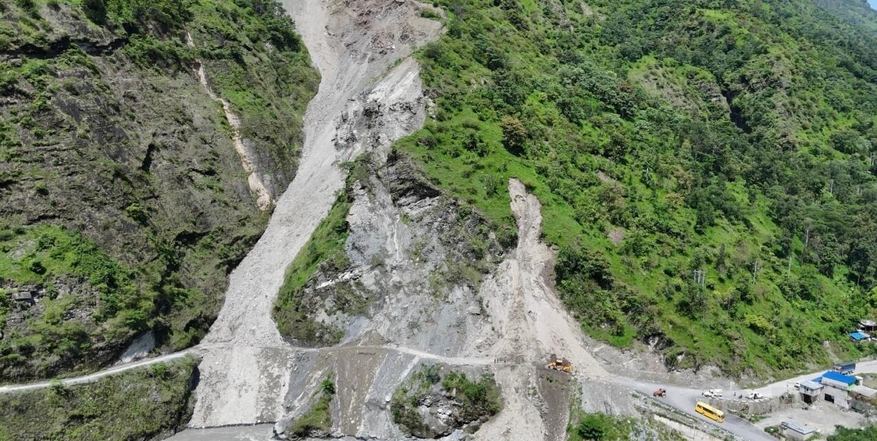 बेनी-दरवाङ सडकको फापरखेतमा पहिरोको विकल्पमा बेलिब्रिज बनाउने योजना अलपत्र