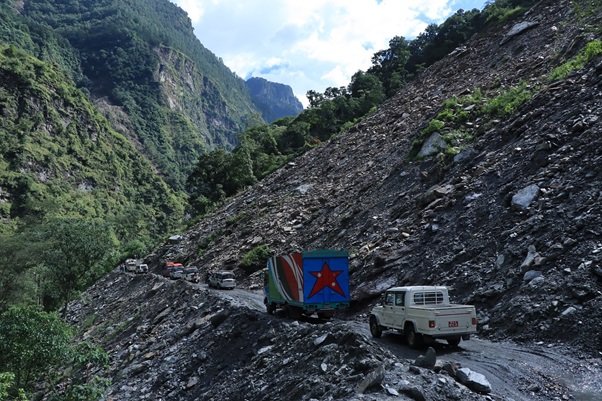 पहिराले बेनी–जोमसोम सडकमा यातायात सेवा  प्रभावित