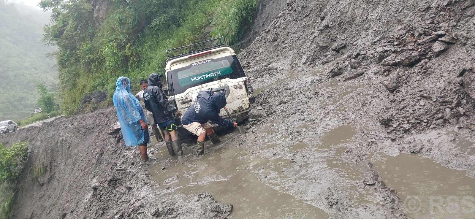 पहिरोको जोखिम बढेपछि बेनी–जोमसोम सडकमा राति सवारी चलाउन रोक