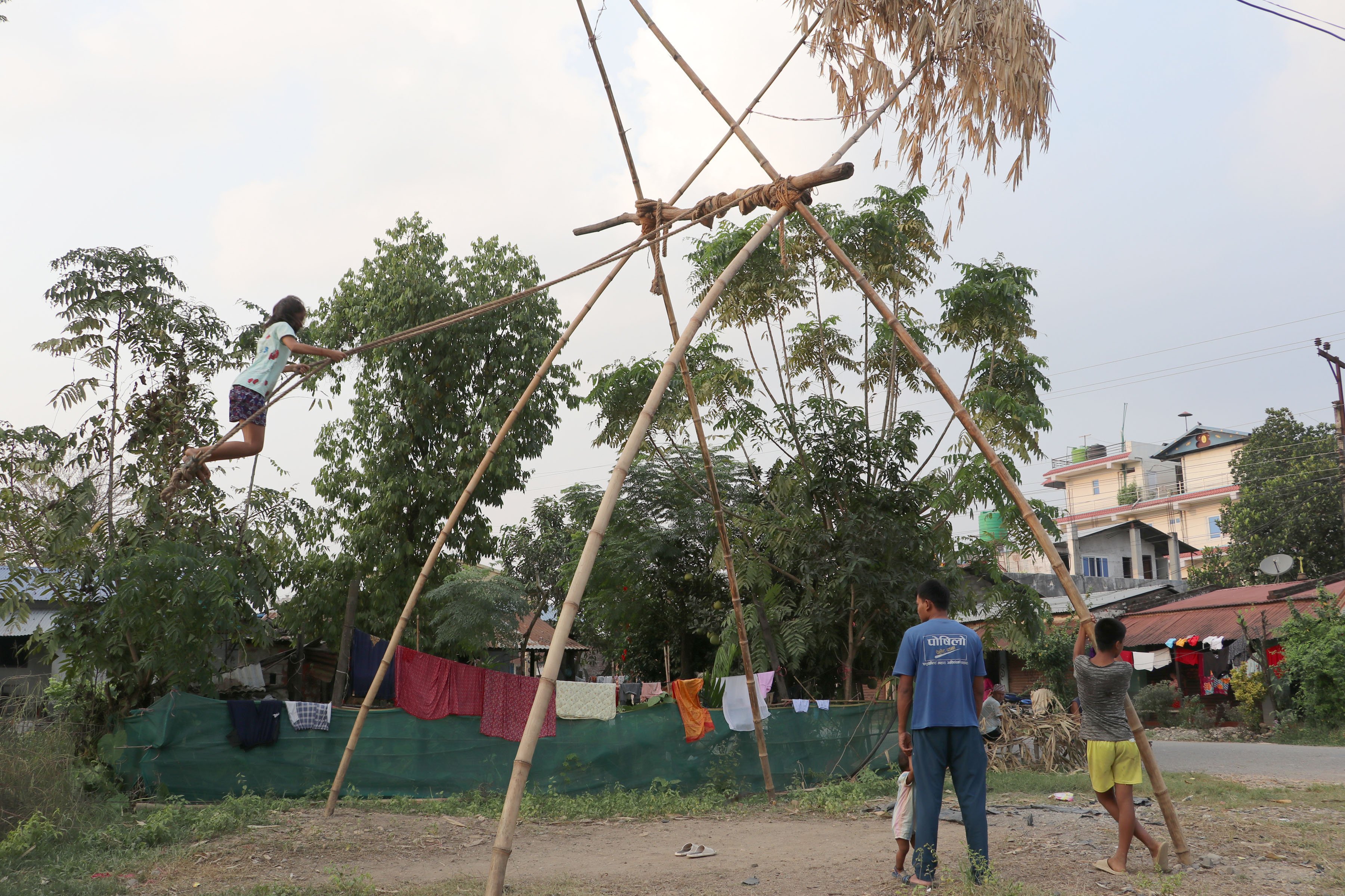 लिङ्गेपिङमा रमाउँदै बालबालिका