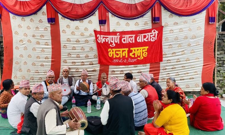 भजन प्रस्तुत गर्दै